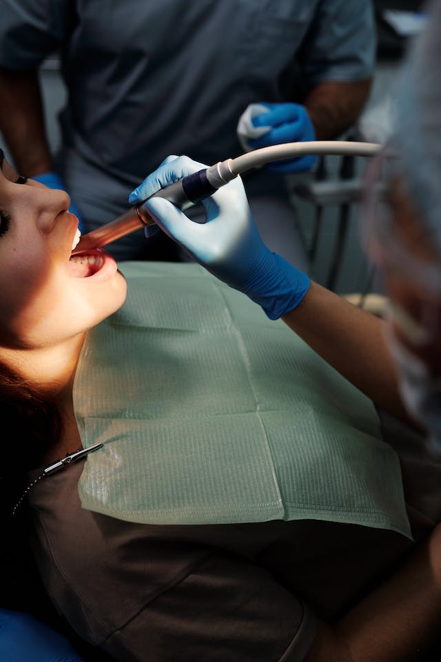 Paciente-de-dentista-siendo-atendida